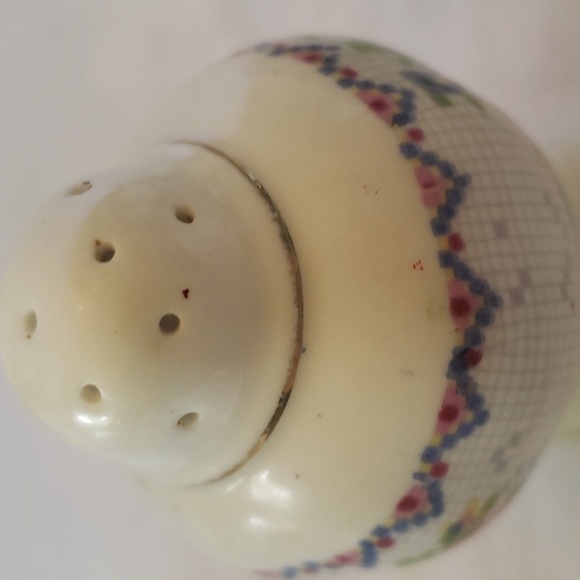 ROYAL ALBERT BONE CHINA PETIT POINT SALT AND PEPPER. VINTAGE Grandma Core - Picture 9 of 11